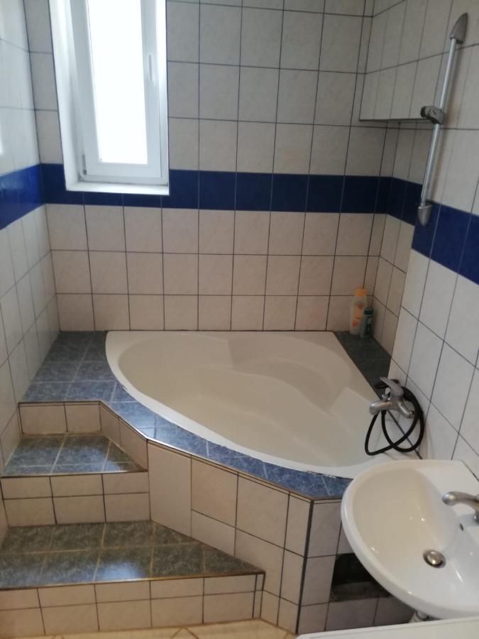 Beautiful, Spacious And Cheap Apartment Виена Екстериор снимка