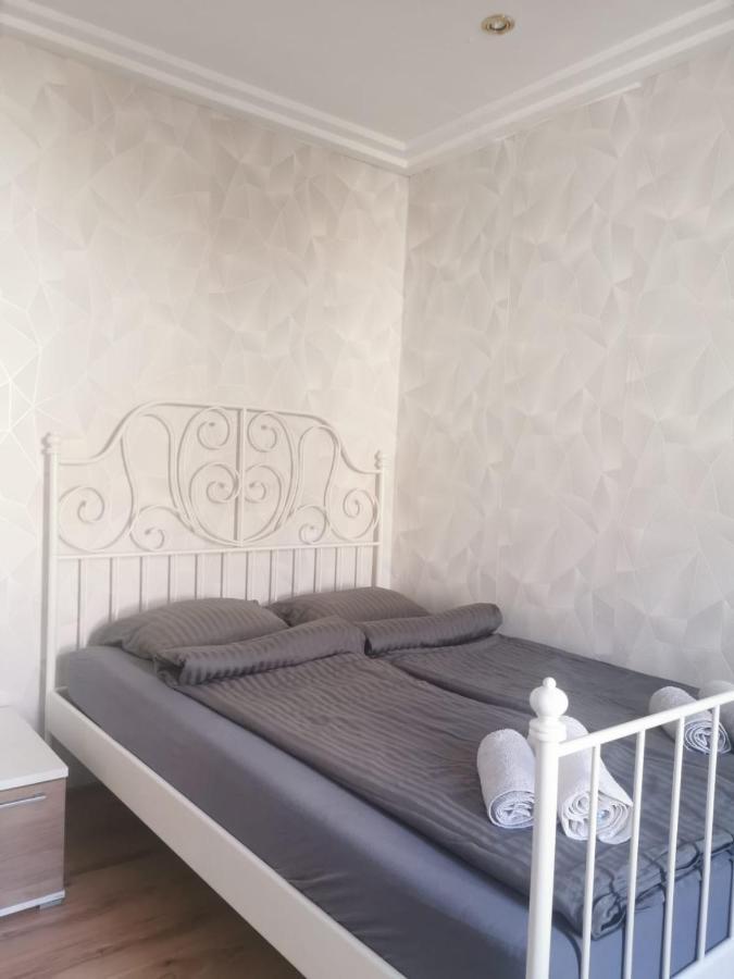 Beautiful, Spacious And Cheap Apartment Виена Екстериор снимка